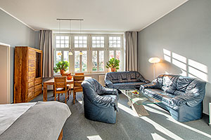 Appartement Fährdorf - großzügige Sitzecke, Esstisch, Doppelbett