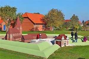 Miniaturmodell der Inselkirche mit Schlosswall im Inselmuseum